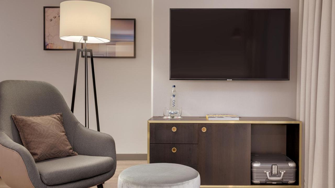 Bilderberg Bellevue Hotel Dresden Exterior photo A television in a hotel room